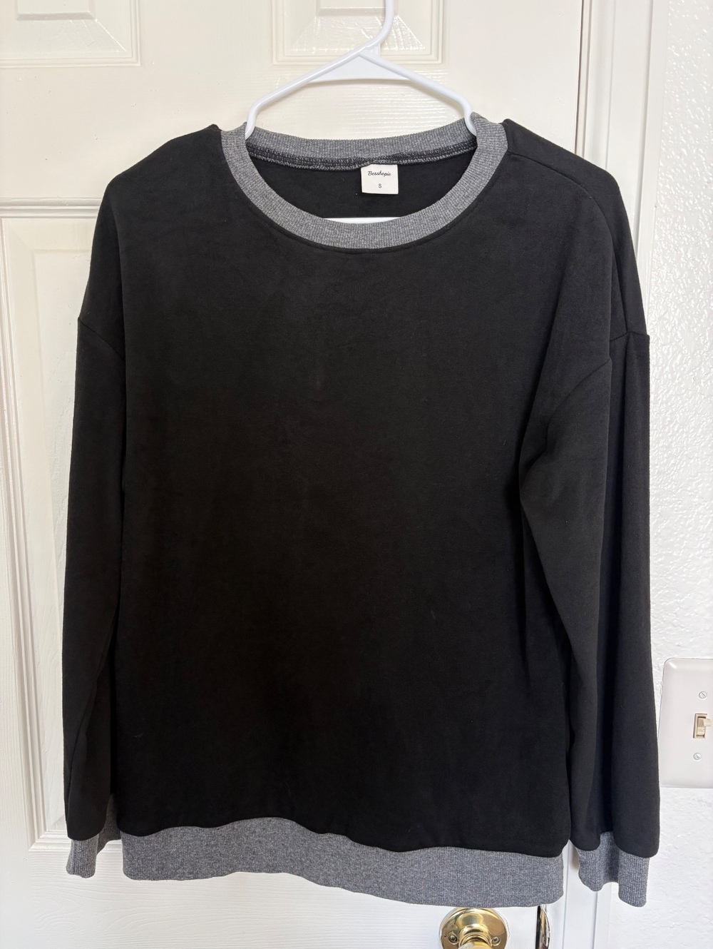 Bearfoot Womens Black and Gray Crewneck Sweatshirt Size S